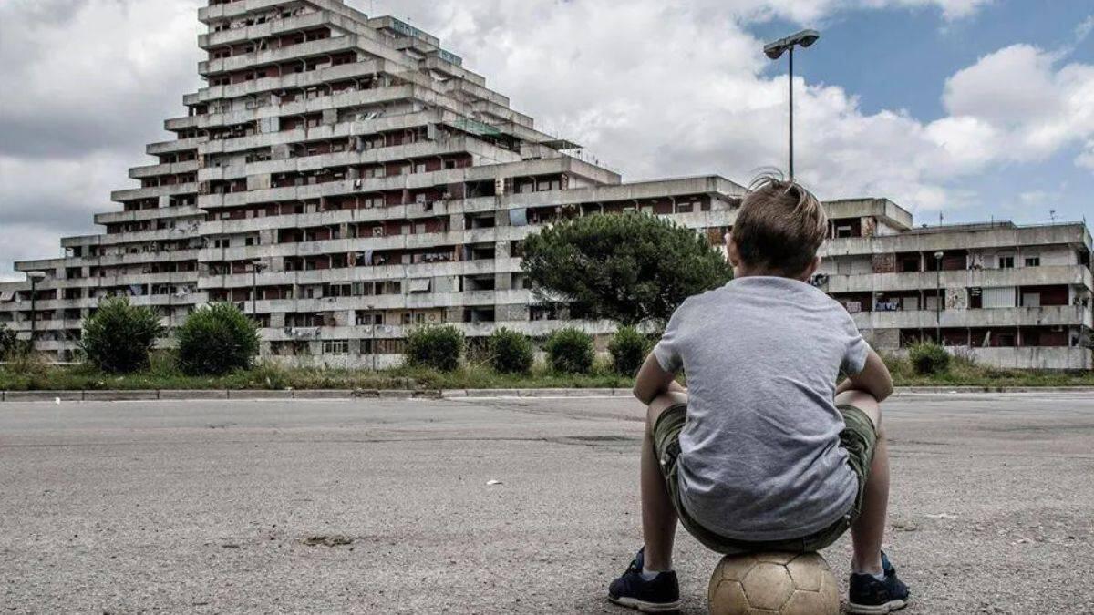 Inattivi in Italia, Napoli prima in classifica: 38% senza licenza media tra under 52 - Il quartiere Scampia a Napoli