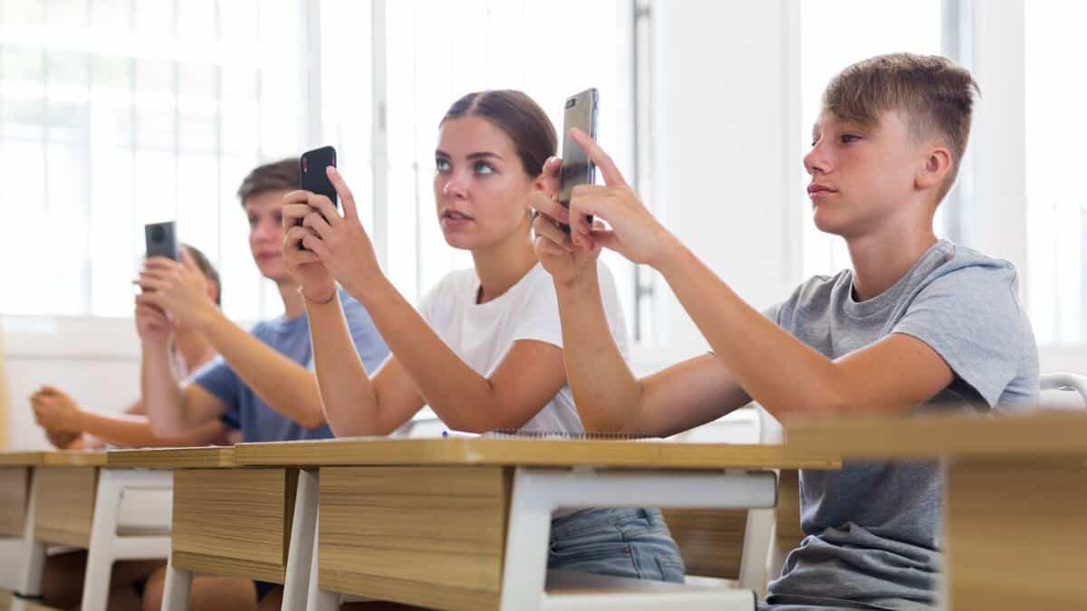 Stop ai cellulari in classe: la soluzione per proteggere i minori dalle baby influencer - Studenti in classe con il cellulare