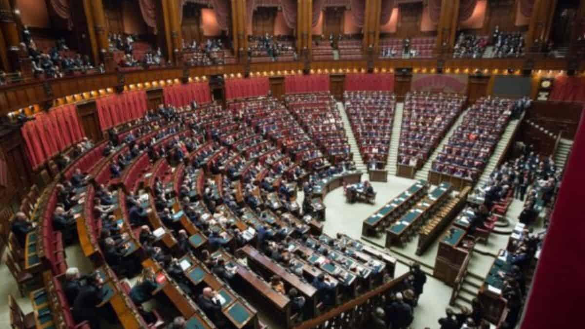 Abuso di contratti a termine, pronti gli indennizzi per i precari storici della PA: la novità nel DL Salva Infrazioni - Politica