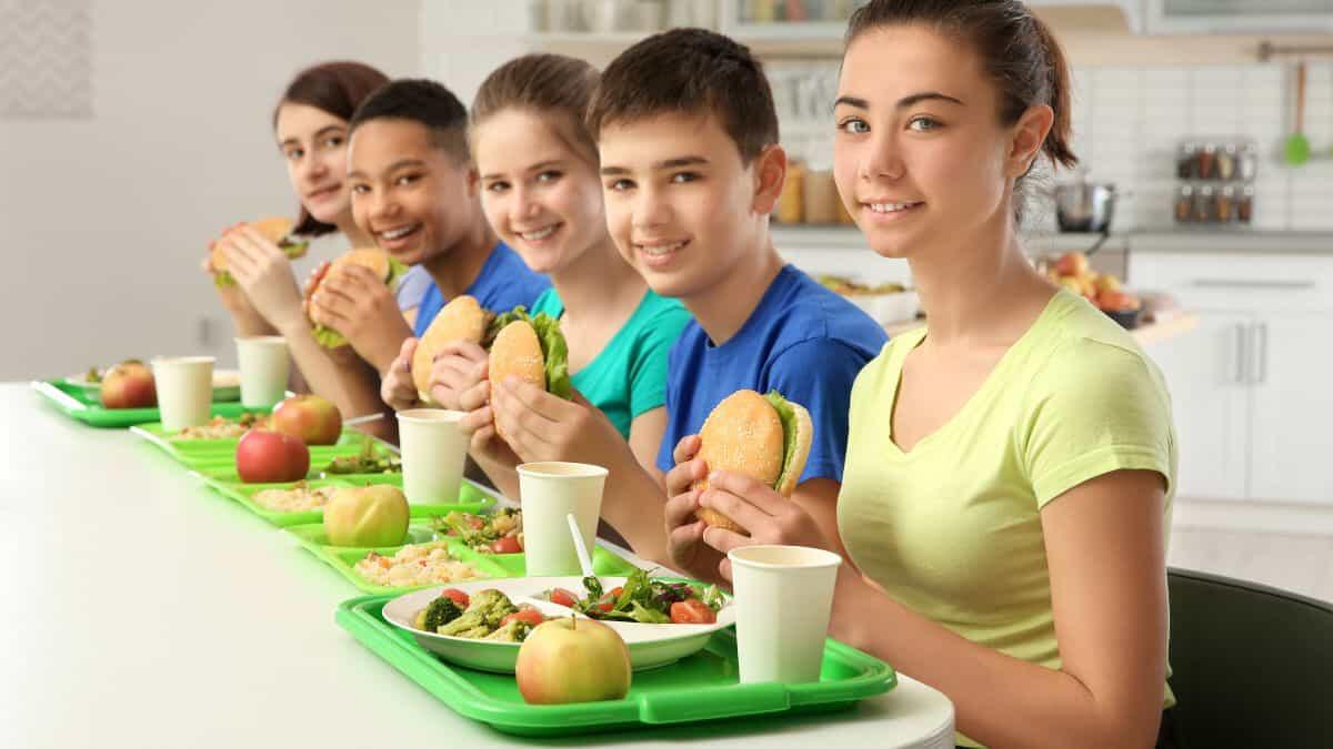 Mense scolastiche, il 62% dei fondi destinati al Sud Italia: Valditara celebra il successo dei finanziamenti - Mense scolastiche
