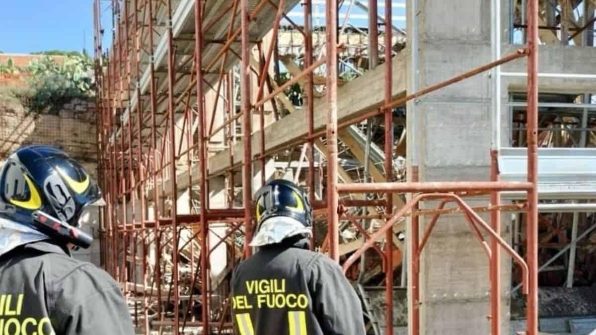 Incidente in una scuola di Pergusa: il crollo del solaio rimanda l'inizio dell'anno scolastico - Crollo del solaio di una scuola a Pergusa