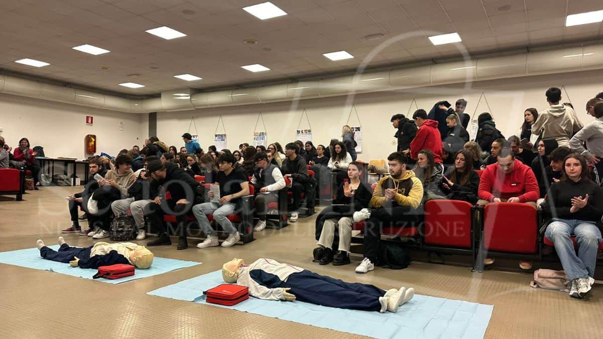 Defibrillatore a Scuola, Verona capitale del primo soccorso scolastico: quadruplicati gli studenti coinvolti - Primo soccorso