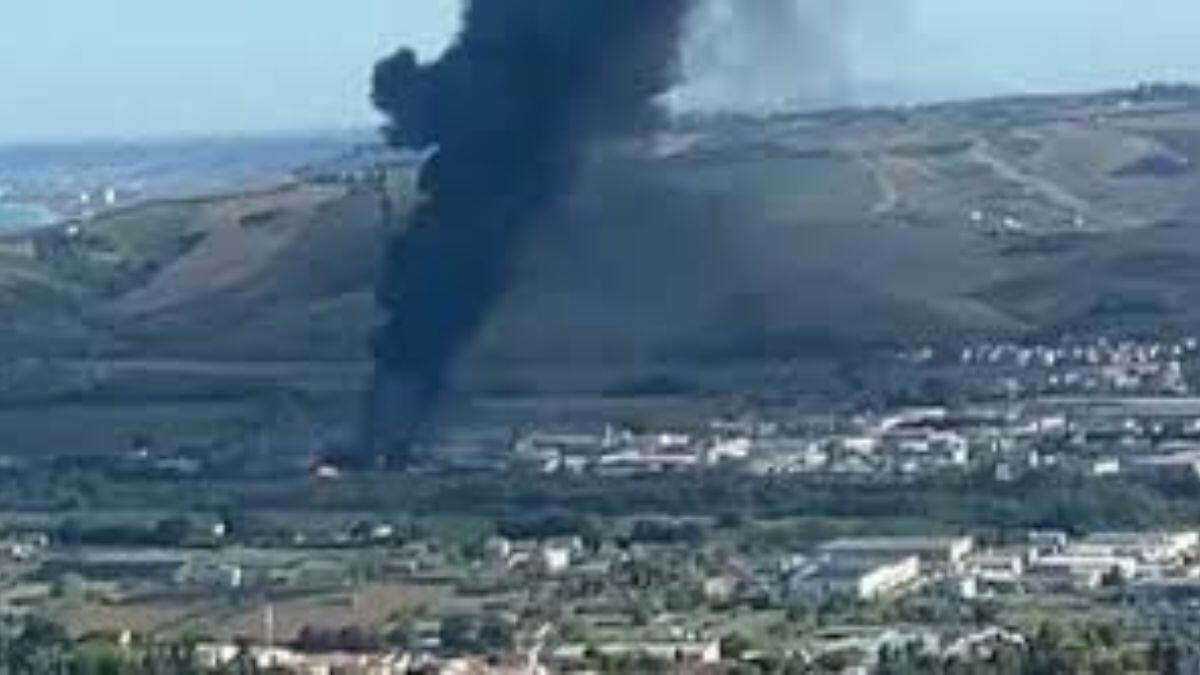 Incendio alla Kemipol di Scerne di Pineto: scuole chiuse in cinque comuni del Teramano - incendio