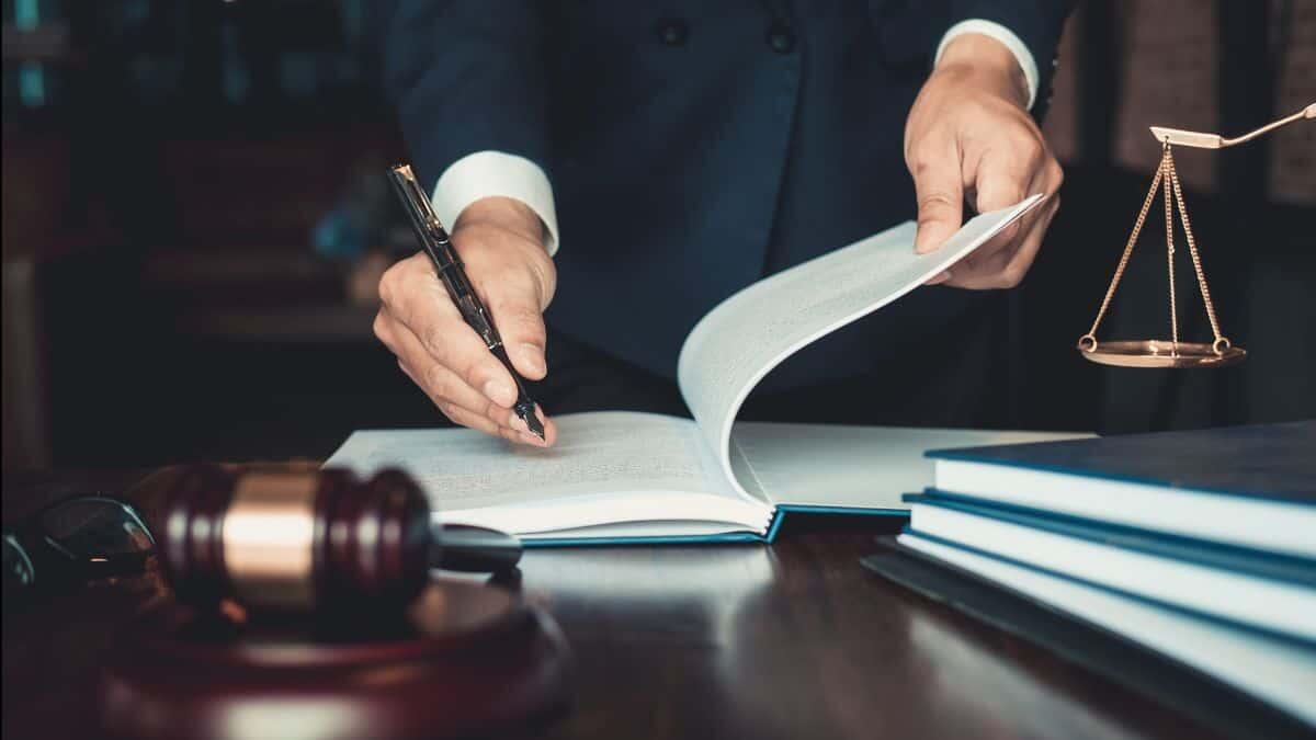 Ferie non godute docenti precari: storica sentenza del Tribunale di Parma, possibile fino a 10mila euro di rimborso - Giudice durante un processo