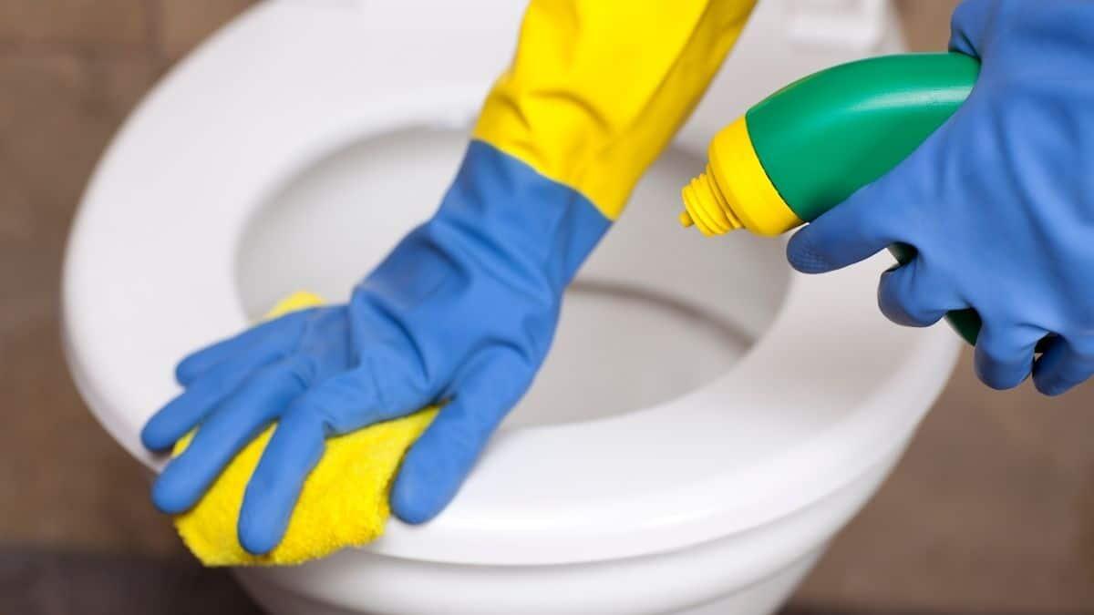 Obblighi dei collaboratori scolastici, l'ARAN chiarisce: pulizia, igiene e cambio dei pannolini degli alunni - Pulizia water a scuola