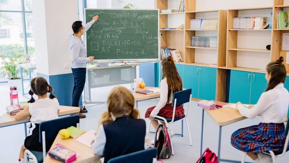 Docente precario assunto di ruolo a 63 anni: una storia di passione e perseveranza - Docente supplente