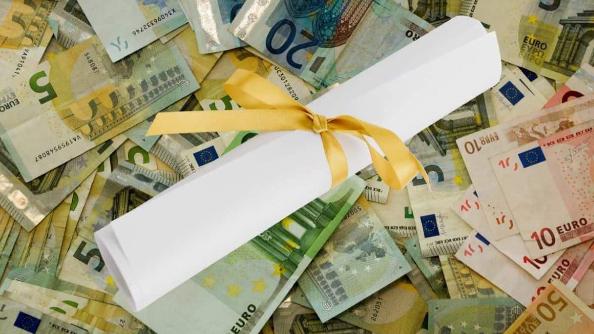 Il mercato nero dei titoli scolastici: così si compra un posto in cattedra - Falsi titoli di studio