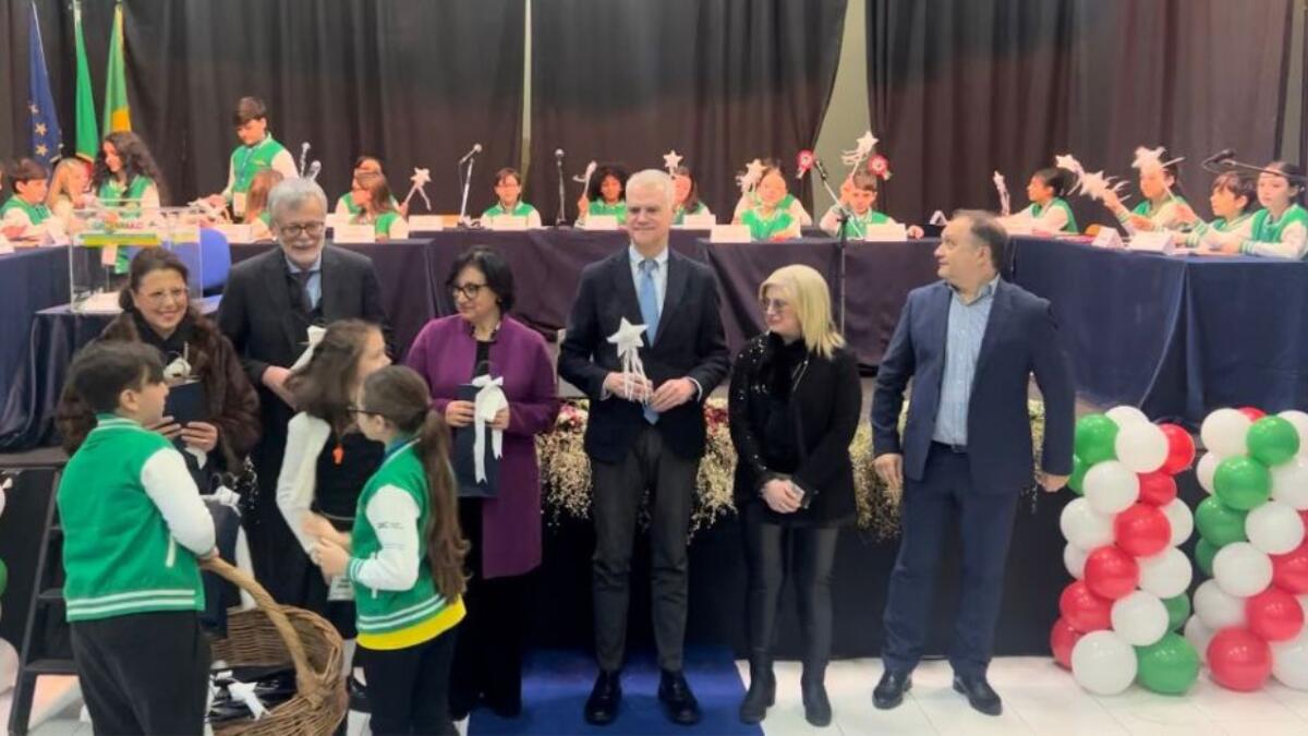 Giornata dei bambini a Caivano: il ministro Zangrillo elogia gli studenti per il loro impegno - Ministro Zangrillo a Caivano