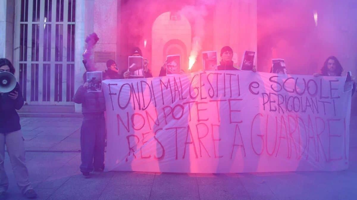 La protesta degli studenti di Lecce contro le politiche scolastiche annunciate dal ministro Valditara - La protesta degli studenti di Lecce