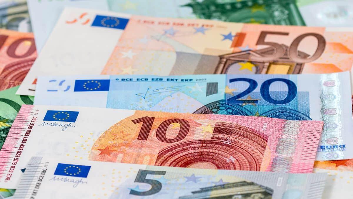 Rinnovo CCNL 2022/24, Gilda: 'Aumento stipendi e parità di diritti per i docenti' - Soldi euro