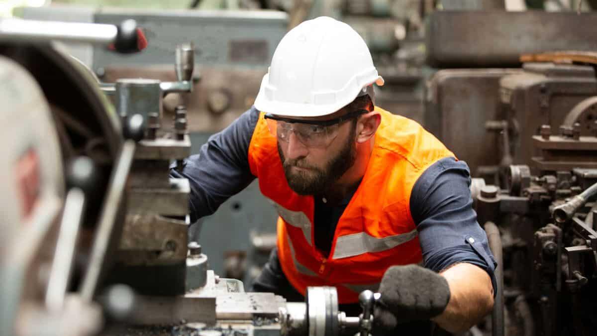 Corsia veloce filiera 4+2 tecnico - professionale: un anno in meno di scuola e subito nel mondo del lavoro - Riforma degli istituti tecnici e professionali