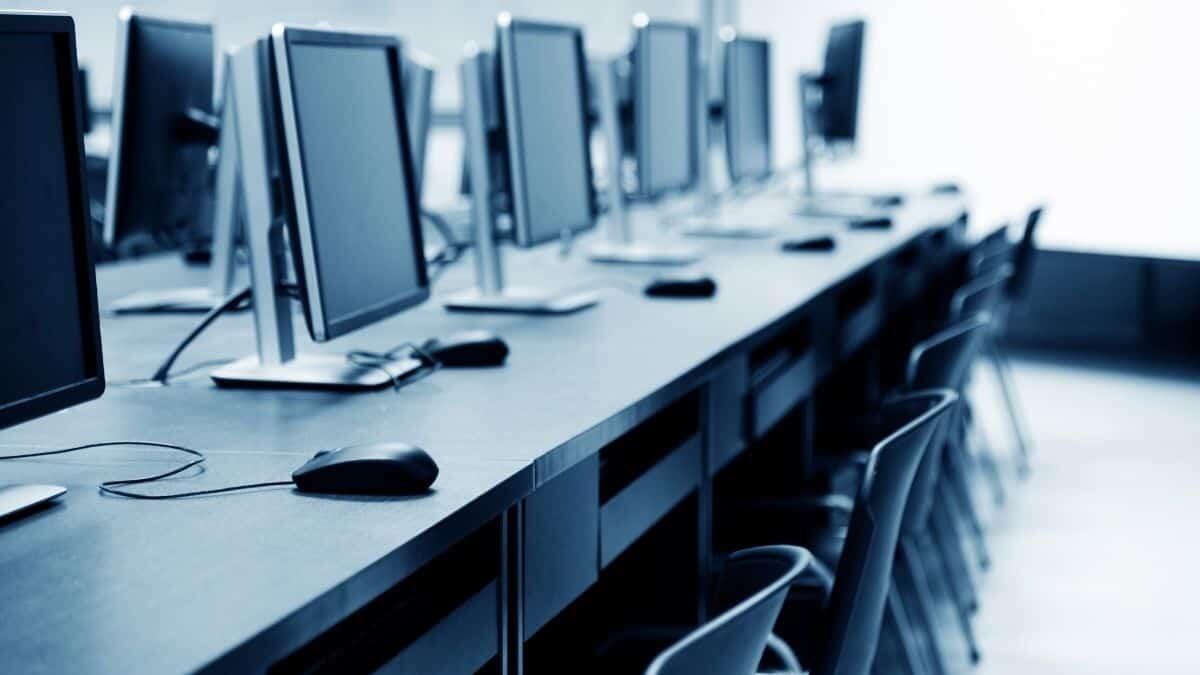 Docente di informatica in ruolo a soli 20 anni: quasi un record, dopo aver vinto il concorso PNRR1 - Aula informatica