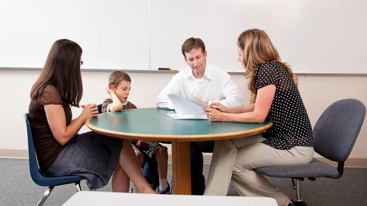 Il dialogo fondamentale: come la comunicazione tra genitori, docenti e studenti promuove il benessere scolastico - Dialogo tra genitori, docenti e studenti