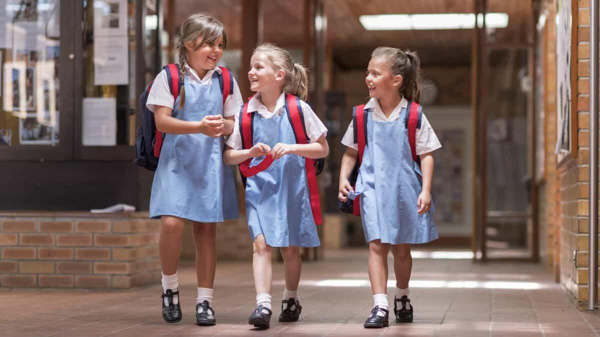 Il grembiule a scuola, si o no? Gli alunni dell'IC 'Rita Borsellino' di Palermo aprono un dibattito - Tre alunne che indossano il grembiule scolastico