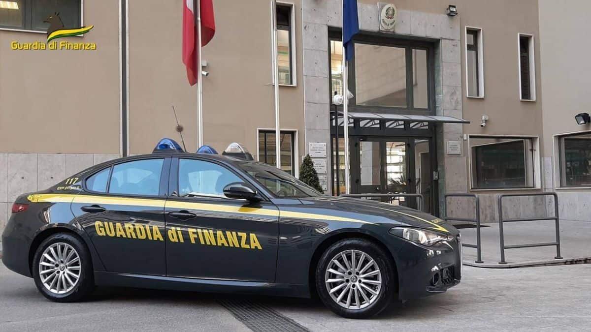 Violazione dell'obbligo scolastico per un 15enne impiegato in una sartoria a Perugia: denunciati titolare e genitori - Guardia di Finanza