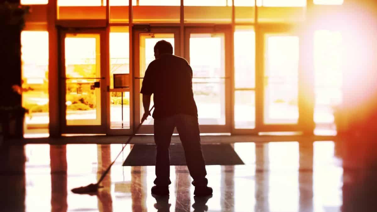 Stipendio collaboratore scolastico: quanto guadagna e opportunità di carriera - Collaboratore scolastico