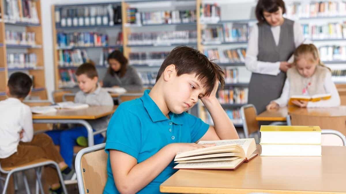 Lettura obbligatoria a scuola: il dibattito su Reddit tra noia e scoperte inaspettate - Lettura obbligatoria a scuola