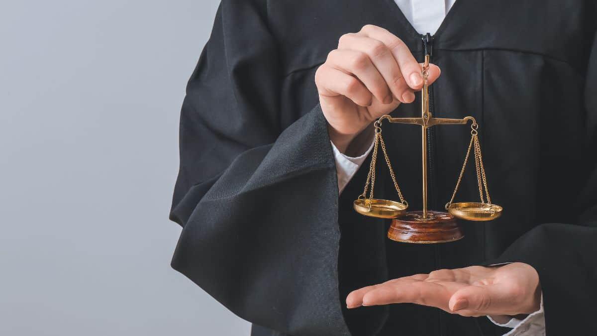 Supervalutazione del servizio militare e civile: nuova vittoria al Tribunale di Palermo - Giudice con la bilancia in mano