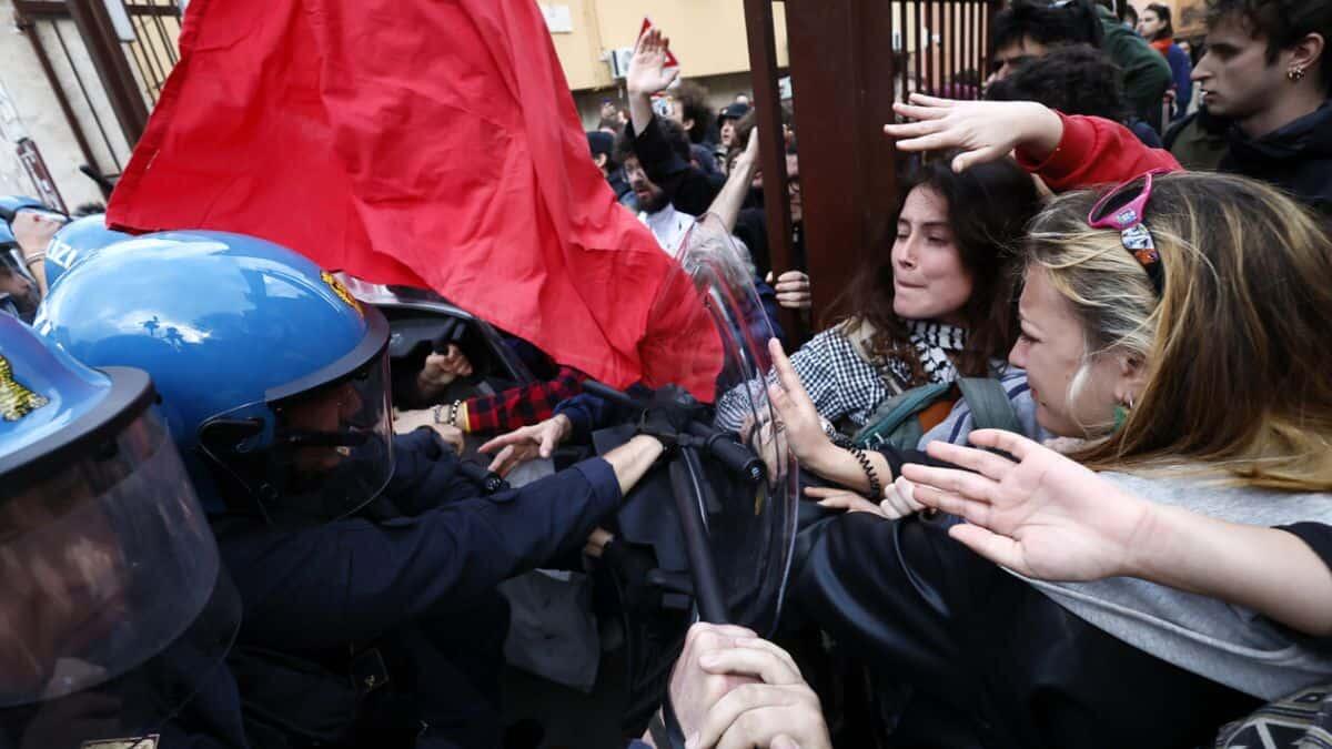 Tensione all'inaugurazione dell'anno accademico a Bologna: scontri tra manifestanti e polizia - Scontri tra studenti universitari e poliziotti