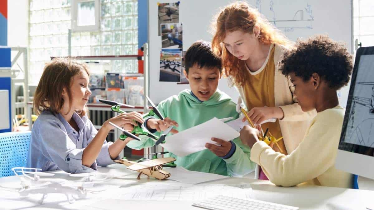 Manualità nell'educazione: tra neuroscienze, pedagogia e innovazione - La manualità a scuola