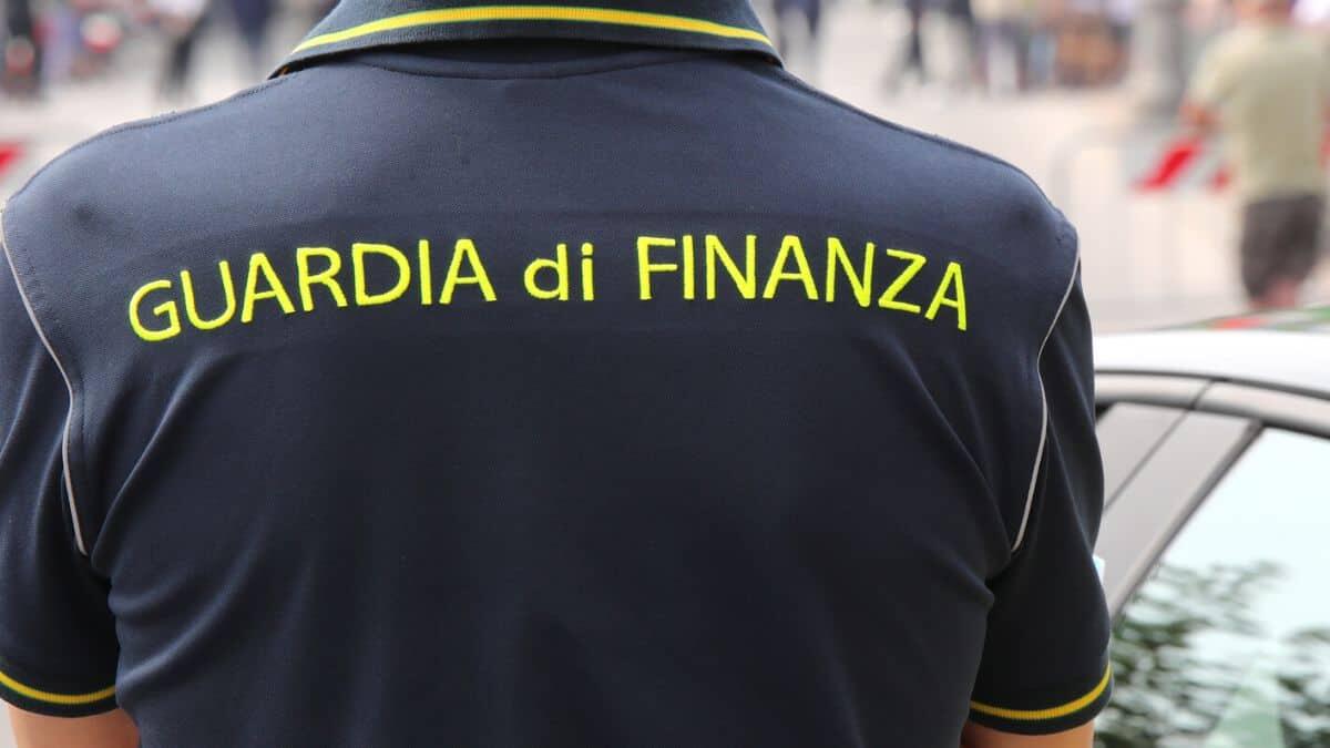 Carrara, studente porta pistola soft-air in classe: panico tra i presenti - Guardia di Finanza