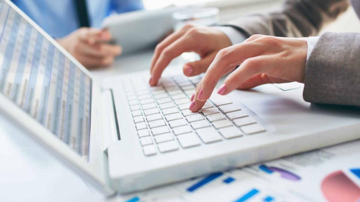 Graduatorie ATA 24 Mesi 2025/26: chiarimenti per chi è già inserito - Segretaria scrive sul notebook