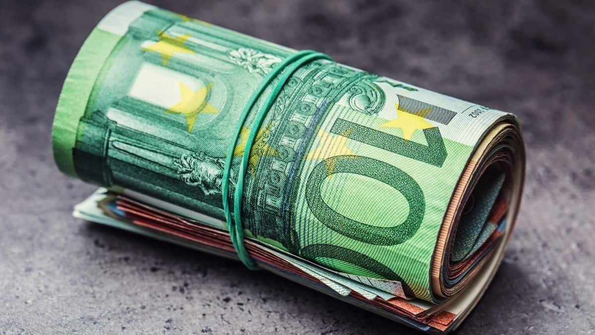 Scuola, stipendio netto più leggero per docenti e personale ATA: l'effetto negativo del fiscal drag - Soldi euro