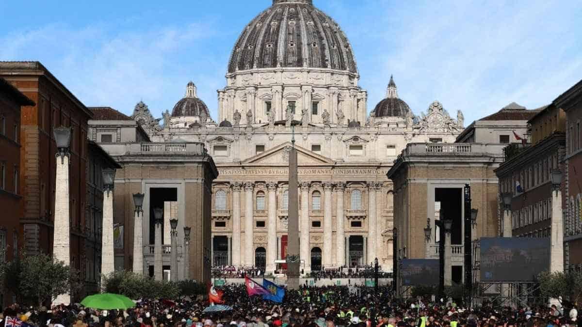 Funerali di Papa Francesco: la folla in Piazza San Pietro e l'omaggio delle scuole italiane - Funerali di Papa Francesco