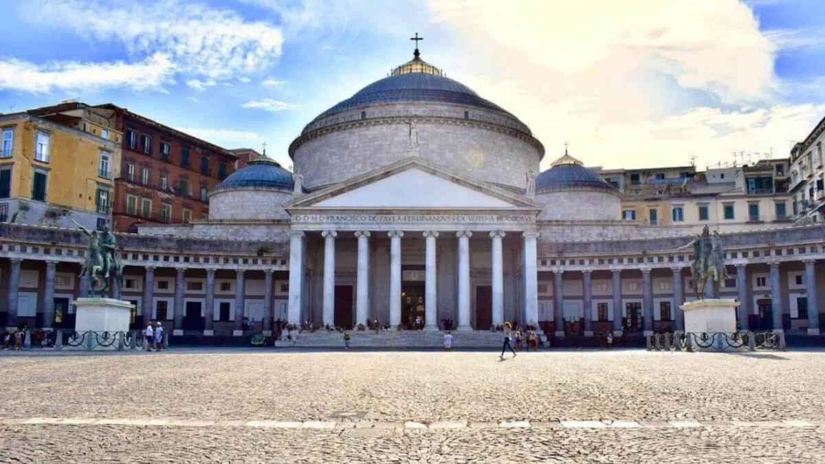 Gita scolastica a Napoli: tensioni tra studenti e venditori ambulanti, si chiede più sicurezza e controlli - Piazza del Plebiscito a Napoli