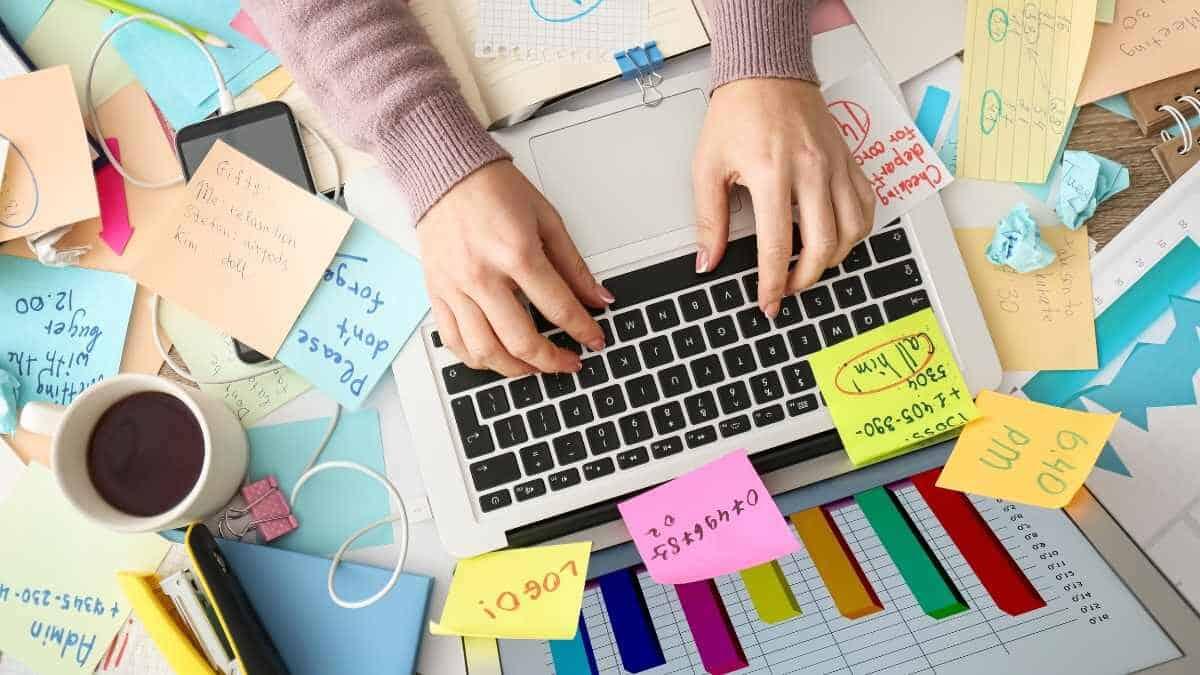 Scrivania e psicologia: il ruolo dell’ordine nel comportamento umano - Scrivania disordinata