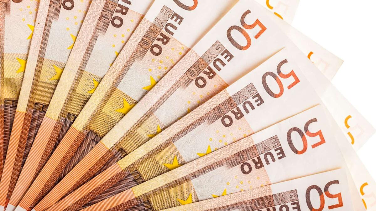Arretrati cuneo fiscale: a giugno fino a 400 euro per docenti e personale ATA, chi li riceverà? - Un ventaglio con le Banconote da 50 euro