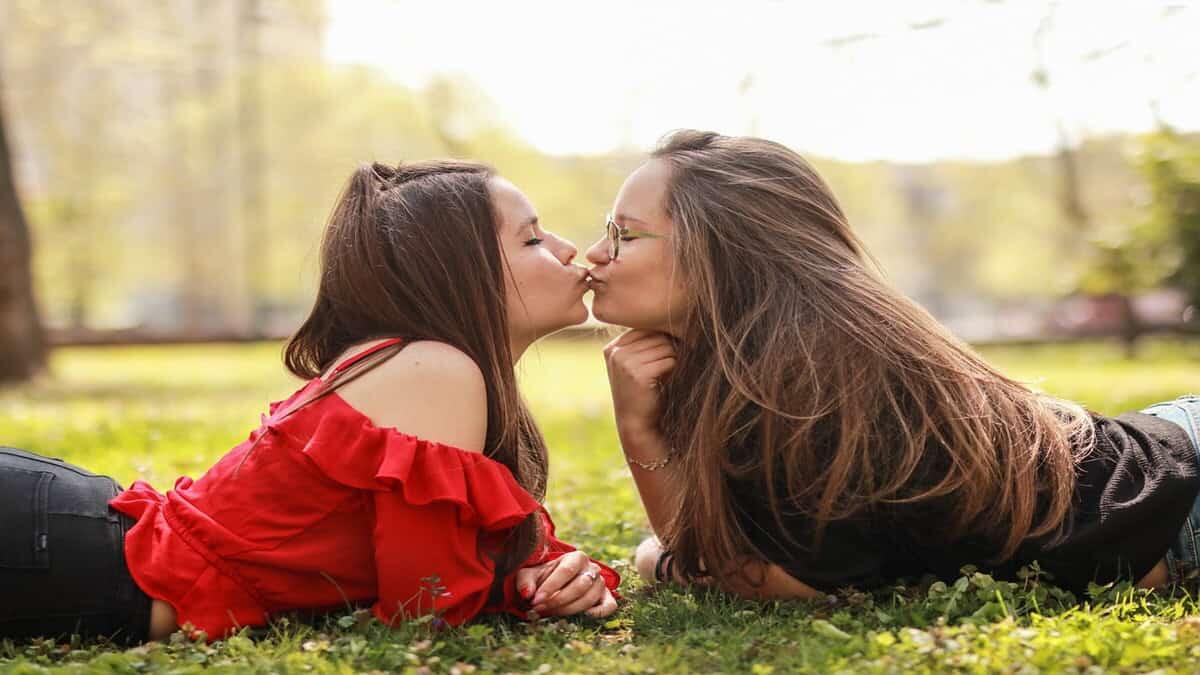 Bullismo omofobico: sedicenne costretta a cambiare scuola - Bullismo di genere