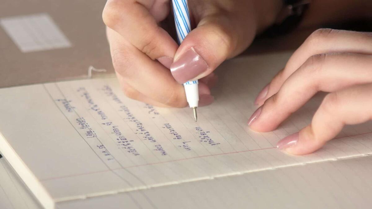 Auguri pasquali del preside solo a chi 'lavora davvero': scoppia la polemica - Scrittura di una lettera