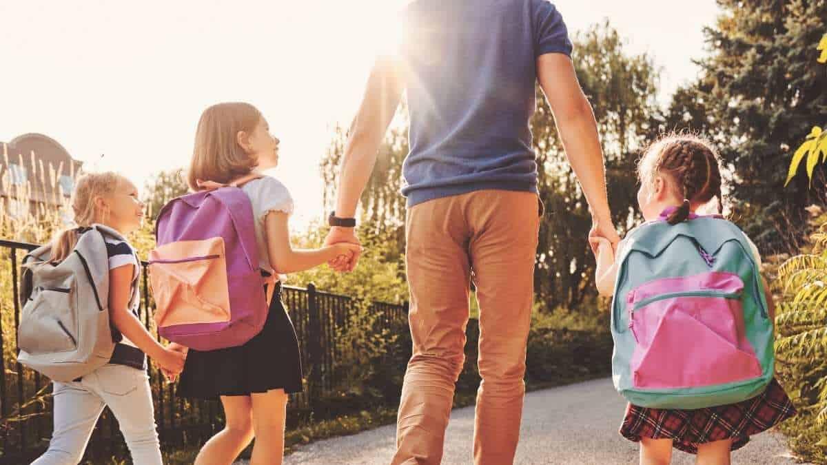 Scuole chiuse per 10 giorni tra Pasqua e 25 aprile: famiglie in difficoltà per la gestione dei figli - Scuole chiuse