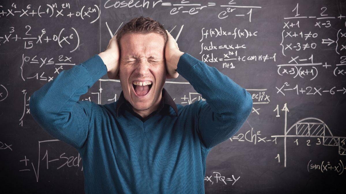 Quante ore lavorano davvero gli insegnanti? Analisi tra docenza, attività funzionali e aggiornamento - Insegnante che urla con le mani in testa