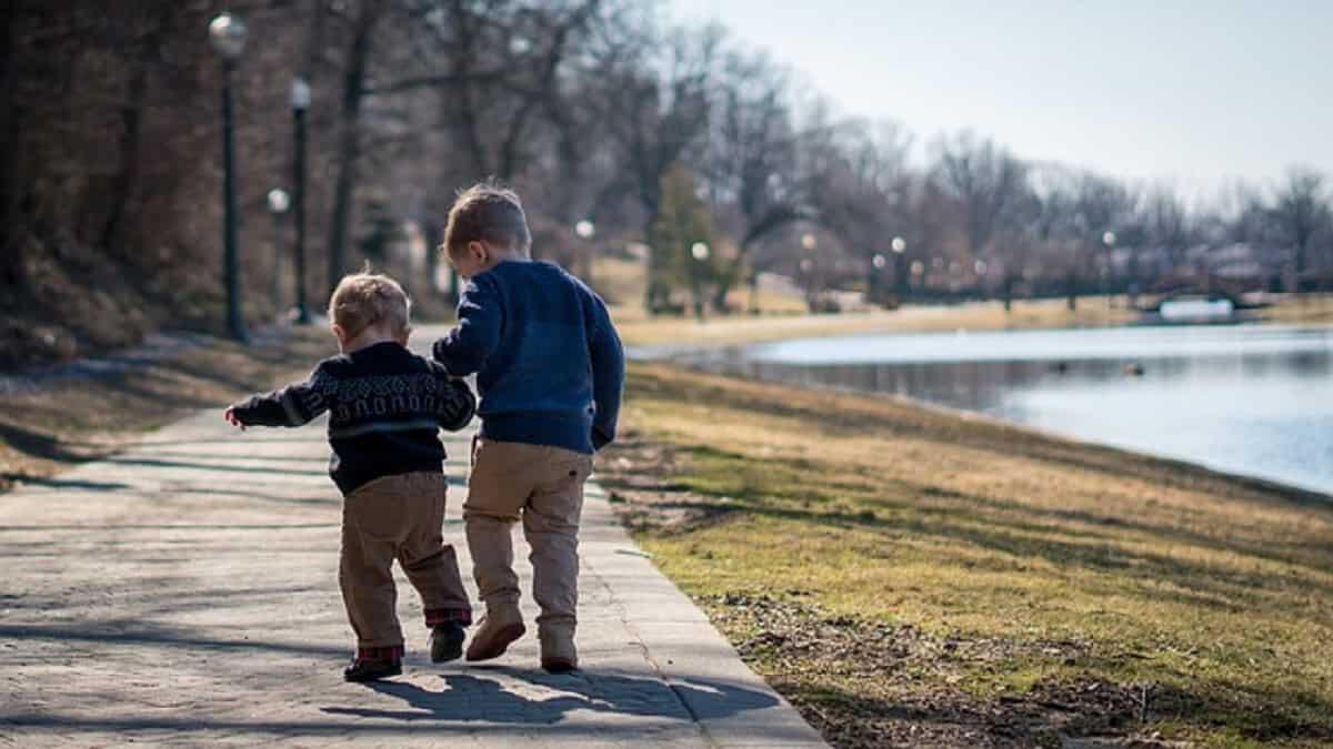 Fuga dall’asilo per due bimbi di 5 anni: un cancello rotto e nessuno se ne accorge - bambini