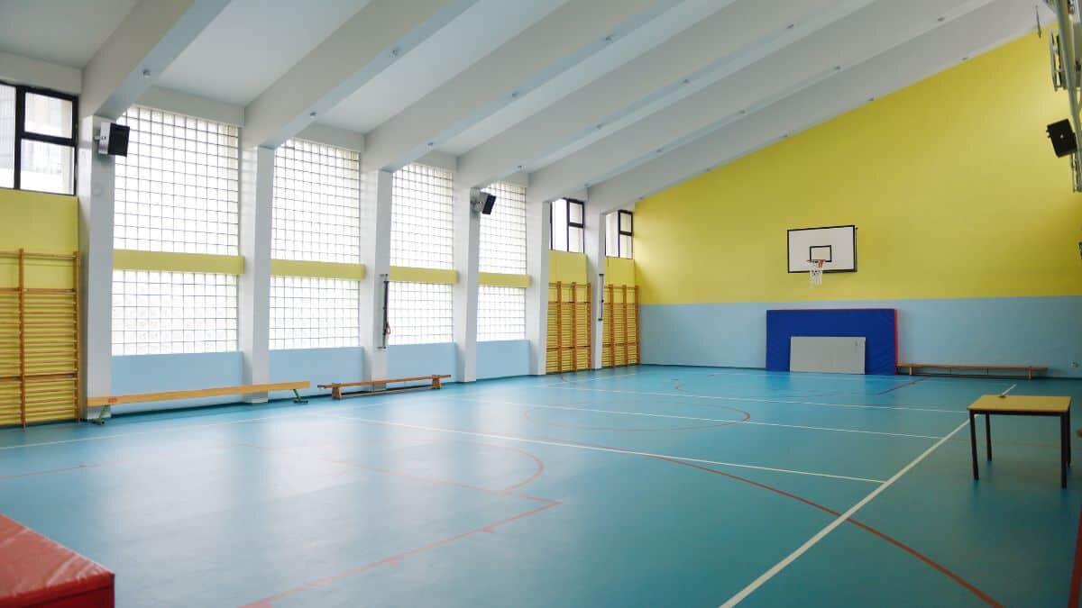 Casoria, crolla il soffitto nella palestra scolastica: sfiorata la tragedia - Palestra scolastica