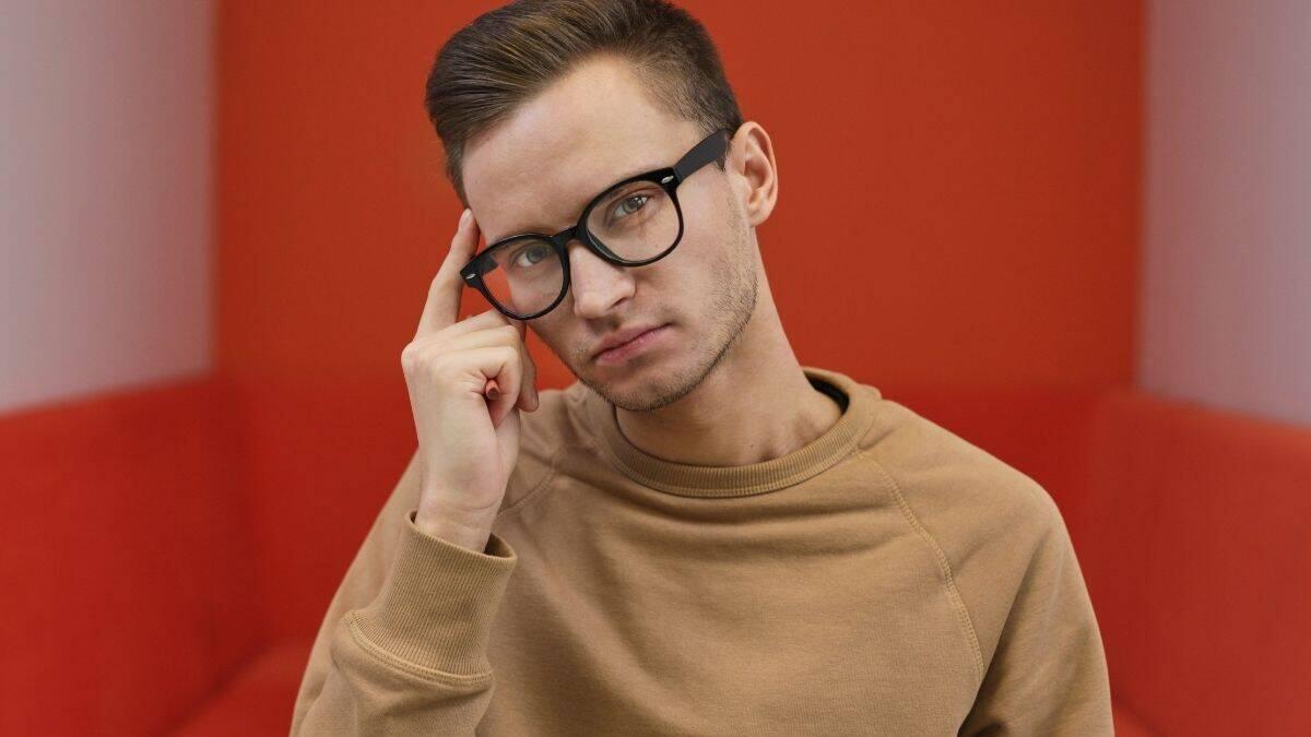 I segnali dell’intelligenza non sempre sono visibili: ecco le 5 caratteristiche per riconoscerla - Un uomo intelligente