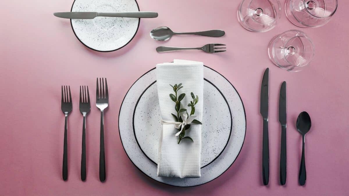 Apparecchiare la tavola: le regole del galateo tra disposizione perfetta e frasi da evitare assolutamente - Tavola apparecchiata secondo il galateo