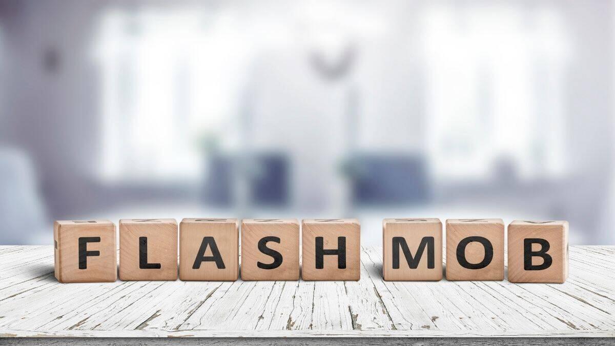 Flashmob nazionale di docenti e ATA: 'vogliamo dignità e stipendi adeguati' - Flashmob