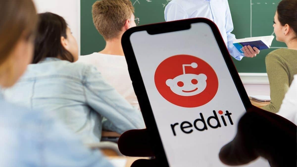 Quando un professore chiede aiuto: il thread che ha fatto parlare gli studenti - Reddit