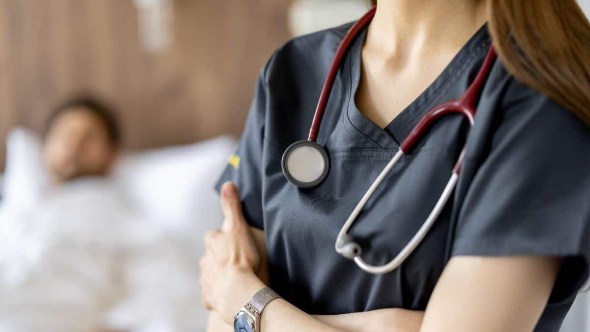 Concorsi pubblici in Toscana per giovani medici: 72 nuove assunzioni con incentivi economici e formazione - Un medico donna