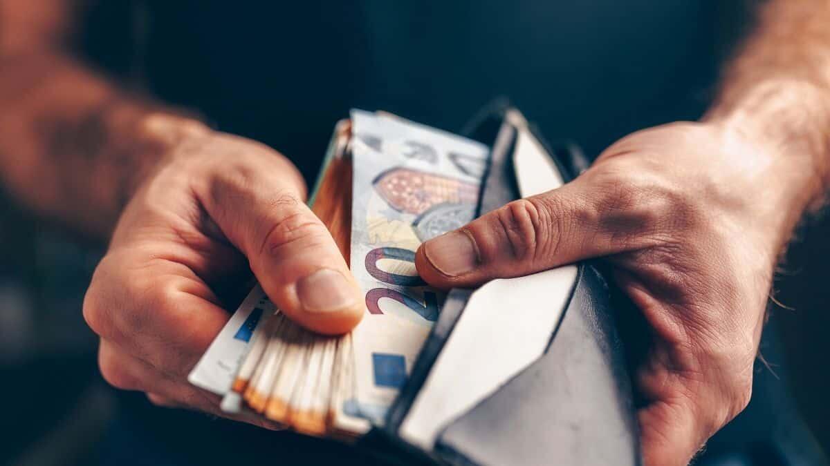 Collaboratore scolastico trova portafoglio con 3.500 euro e lo restituisce: esempio di onestà a Modica - Portafoglio ritrovato