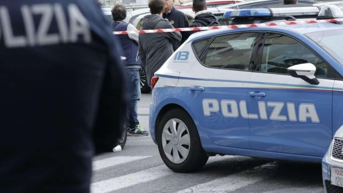 Violenza a scuola, docente aggredito due volte in un mese a Torino - Automobile della Polizia
