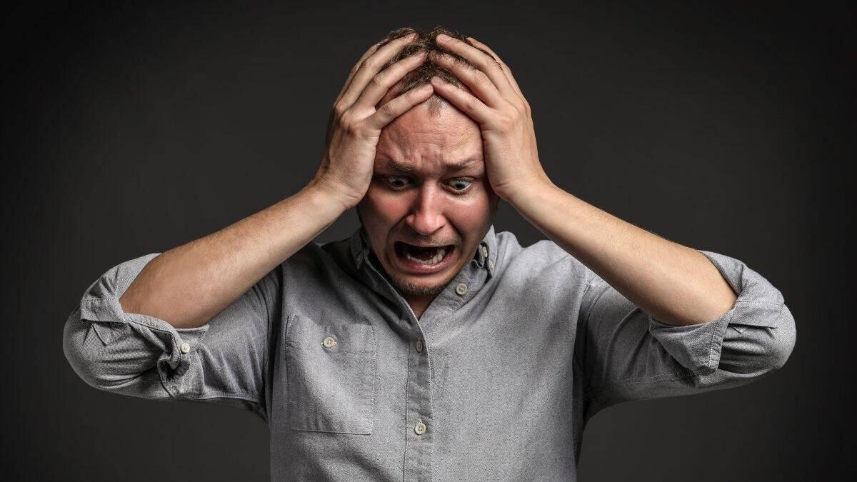 Come gestire l'attacco di panico: controllare l'ansia che assale - Un uomo durante un attacco di panico
