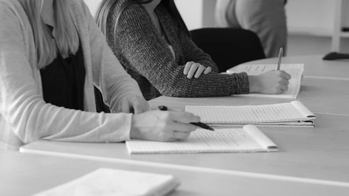 Supplenti sostegno 2025/26: conferma dal 1° settembre, come funziona? - Docenti prendono appunti