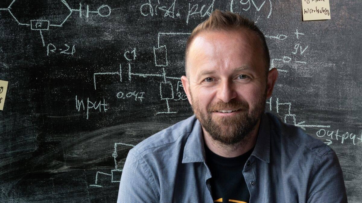 Lo scrittore Enrico Galiano replica alle accuse sui social: 'Insegno dove servono idee, non giudizi' - Enrio Galiano