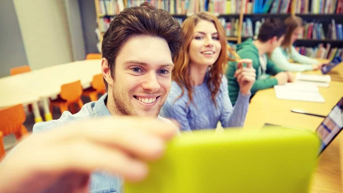 Divieto Smartphone a scuola: esteso anche alle superiori [Circolare] - Studenti che utilizzano uno smartphone per farsi un selfie