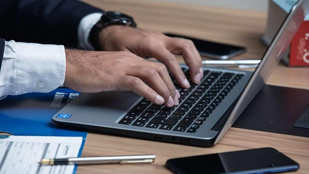 Mobilità dirigenti scolastici 2025/26, domanda entro il 1° luglio: ecco tutte le fasi - Dirigente al notebook