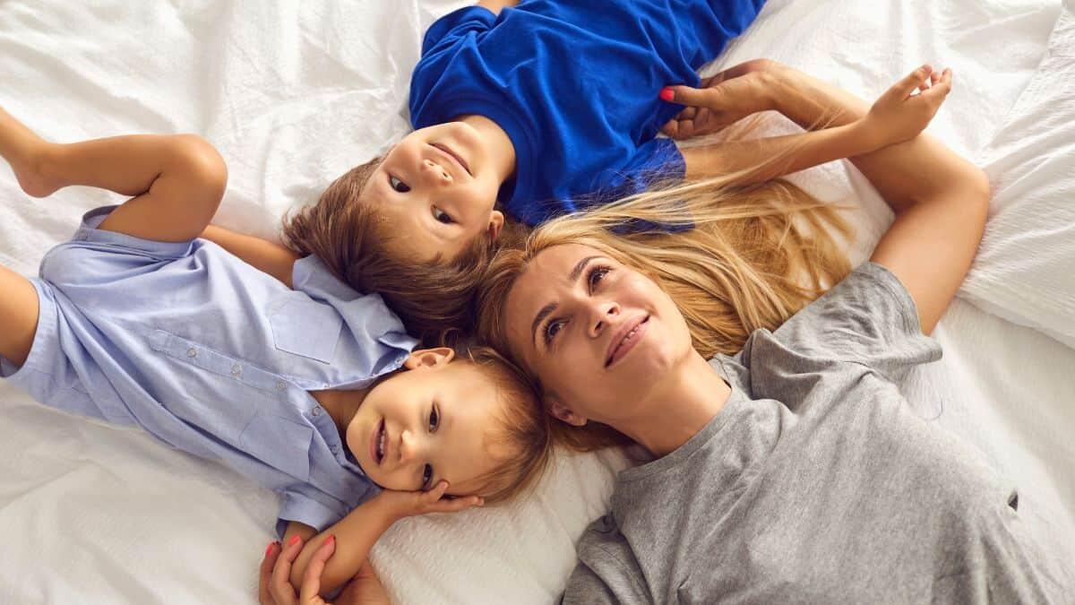 Genitori e lavoro: nel 2024 aumentano le dimissioni per cura dei figli, ma il divario di genere resta marcato - Genitori e lavoro